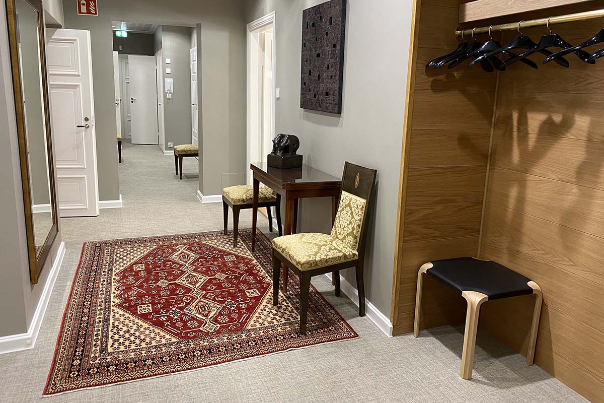 toimistohuoneen käytävä, jossa kultapäällysteisiä tuoleja