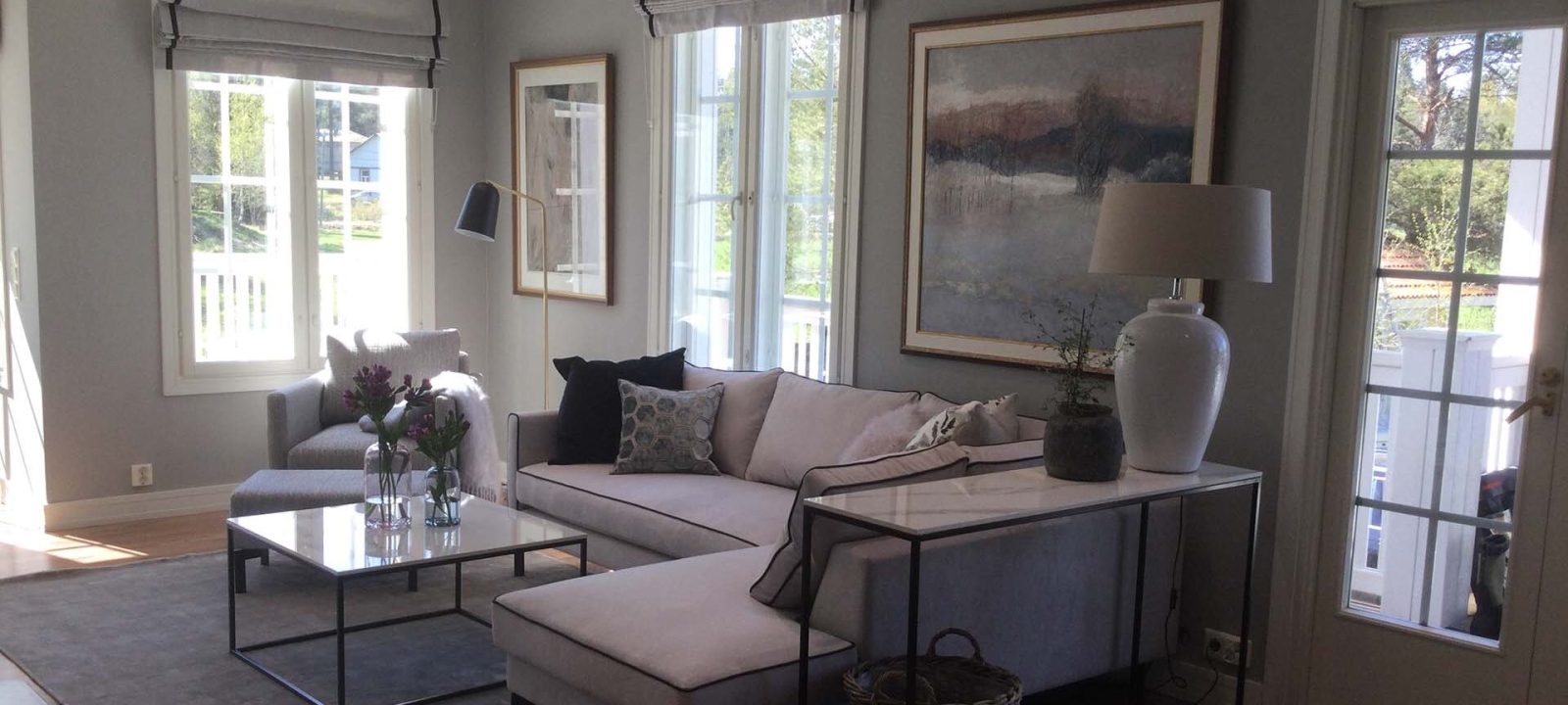 olohuone, jossa iso taulu ja beige kalustus